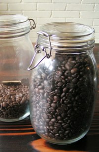 おいしくコーヒーを飲むために珈琲豆保存瓶があると便利ですよ