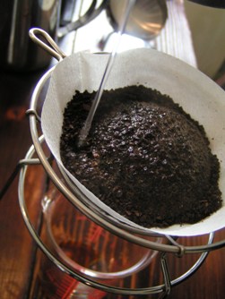 お湯をかけていくと新鮮な珈琲豆は膨らみます。古い珈琲豆の場合には陥没してしまいます